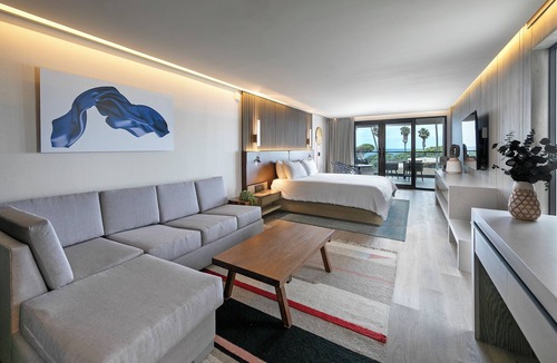 Village of La Jolla Hotel | Perfect Base for Visits to Birch Aquarium & SeaWorld, w/Heated Outdoor Pool!