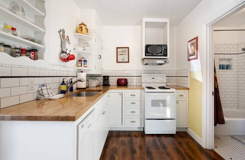 Old Bend Condo | Perfect Couples Getaway! Walk to Dwntwn, Galveston Corridor & Drake Park, Parking, Air Conditioning