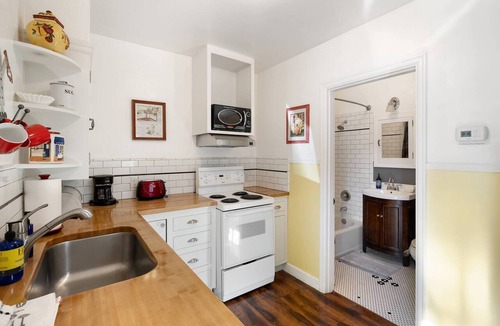 Old Bend Condo | Perfect Couples Getaway! Walk to Dwntwn, Galveston Corridor & Drake Park, Parking, Air Conditioning