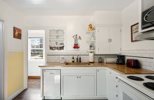 Old Bend Condo | Perfect Couples Getaway! Walk to Dwntwn, Galveston Corridor & Drake Park, Parking, Air Conditioning