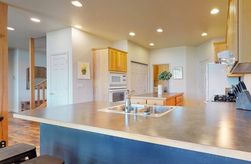Redmond Condo | Perfect Family Getaway HotTub - sleeps 10