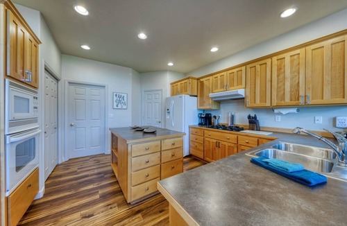 Redmond Condo | Perfect Family Getaway HotTub - sleeps 10