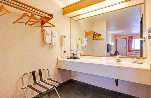 Stevenson Hotel | Perfect for Hiking Adventures | 3 Affordable Units | Pets are Allowed