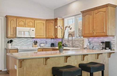 Mesquite House | Perfectly refined home w/large balcony, overlooking lake and palms.