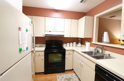Saint Simons Island Condo | Pet-Friendly Harbour Oaks Condo Pool, Patio, Walk to Pier Village