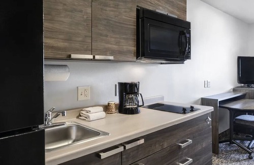 Wenatchee Hotel | Pet-Friendly 4 Suite w/Full Kitchen & Mountain Views – Great for Long Trips!