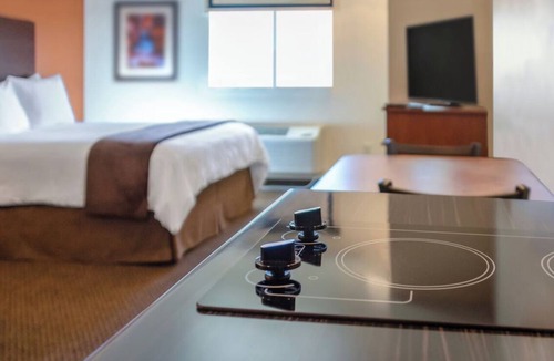 West Jordan Hotel | Pet-Friendly and Modern Retreat w/Full Kitchen! Near Jordan Landing!