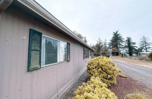 Coos Bay House | Pet Friendly - Columbus Empire House