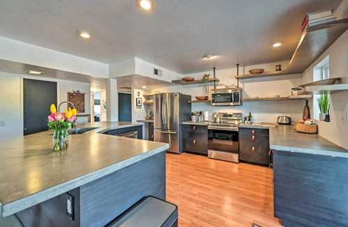 Cottonwood-Verde Village Cottage | Pet-friendly Gem w/Treehouse: 20 Mi to Sedona