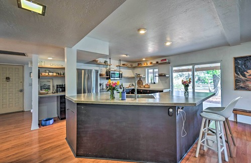 Cottonwood-Verde Village Cottage | Pet-friendly Gem w/Treehouse: 20 Mi to Sedona