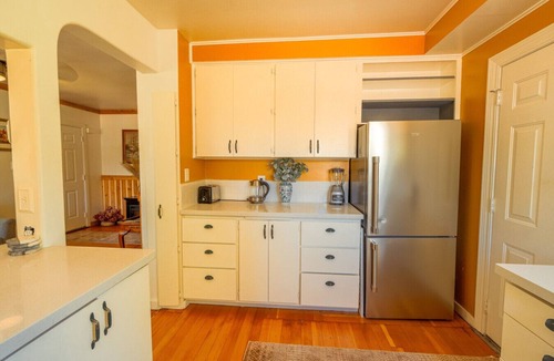 North End House | Pet Friendly Home with Hot Tub & Fenced Yard