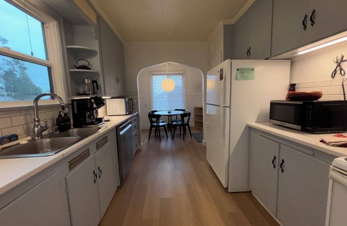 Bremerton Apartment | Pet-Friendly Mid-Century 2BR + Office Near PSNS, Ferry & Park-Fast WiFi