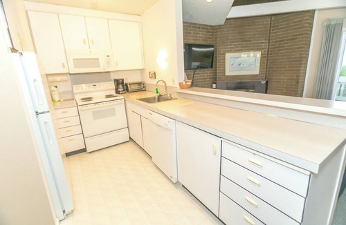 Ocean Shores Apartment | Pet-Friendly Ocean Retreat – Fireplace, Pool & Direct Beach Access
