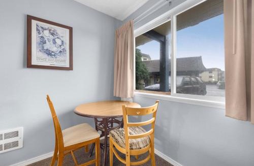 Ocean Shores House | Pet Friendly Oceanfront Condo - Two Queen Beds - Pool and Hot Tub