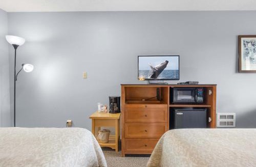 Ocean Shores House | Pet Friendly Oceanfront Condo - Two Queen Beds - Pool and Hot Tub