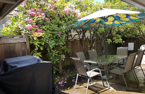 Amazon House | Pet-Friendly Orchard House: Quiet Sanctuary Blocks from UO & Hayward Field