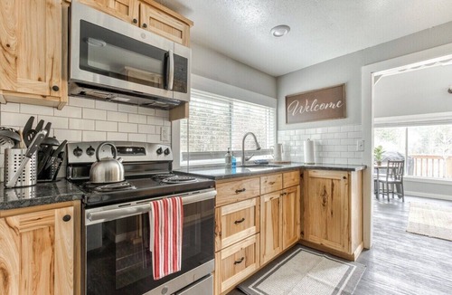 Zigzag House | Pet friendly River front Cabin w Hot Tub and BBQ