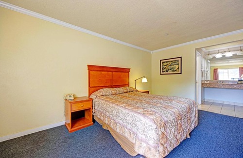 Stevenson Hotel | Pet-Friendly Riverside Room w/Queen Bed Near Columbia Gorge