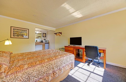 Stevenson Hotel | Pet-Friendly Riverside Room w/Queen Bed Near Columbia Gorge