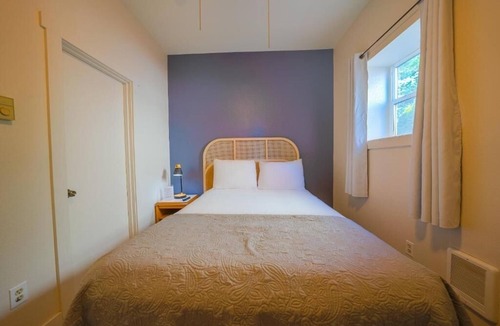 Seaside Hotel | Pet-Friendly Stay by the Beach – Steps from Seaside Aquarium & Attractions!