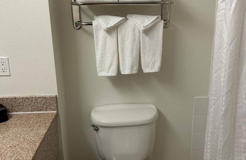 Barstow Hotel | Pet-Friendly Stay w/Modern Comforts Close to Owl Canyon Scenic Trails