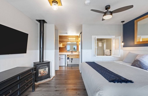 Long Beach Hotel | Pet-Friendly Studio Stay | 0.2 Miles from Marsh's Free Museum | Parking Avail.