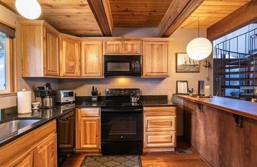 Talmont Cabin | Pet Friendly Tahoe City Winter Cabin