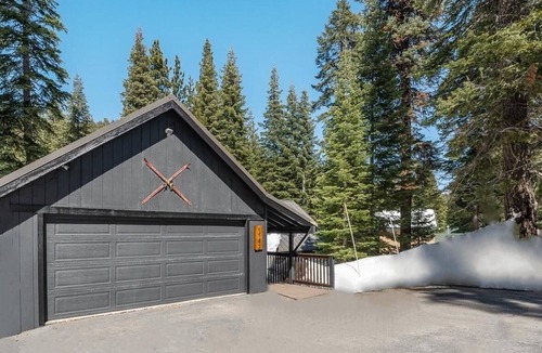 Kingswood Estates House | Pet-Friendly Tahoe Stay, Forest Views and Gas Fireplace
