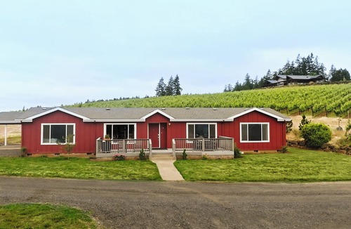 Sherwood House | Pet Friendly Vineyard Home with Mountain Views