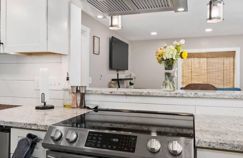 Seaview House | Pets OK, 5-min to beach, Wi-Fi, Newly Remodeled (SaltyD)
