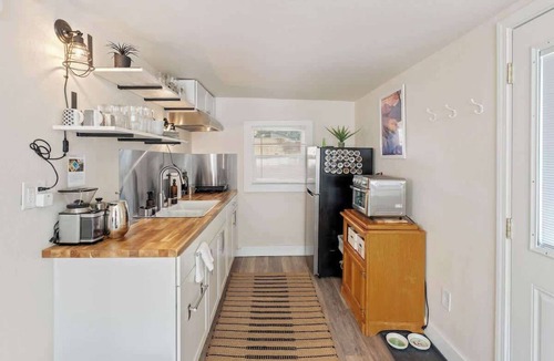 Dunsmuir Apartment | Picturesque Garden Retreat w/Deck With Hot Tub