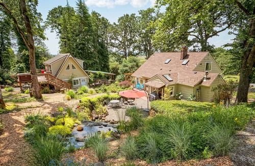Far West House | Picturesque ‘Hoffman Woods Estate’ on Vineyard!