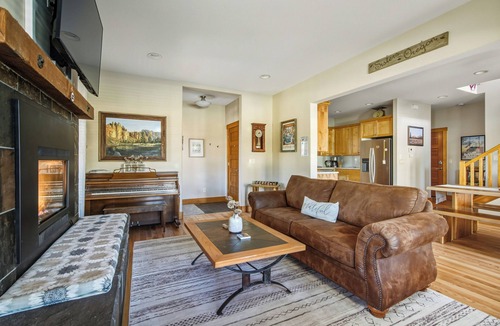 Sisters House | Pine Haven Retreat | Walk to Downtown & Pool