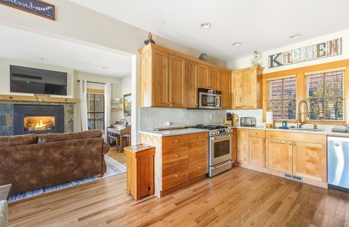 Sisters House | Pine Haven Retreat | Walk to Downtown & Pool