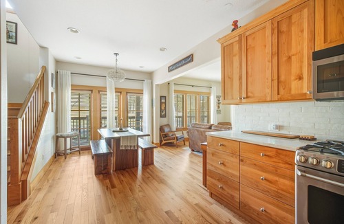 Sisters House | Pine Haven Retreat | Walk to Downtown & Pool