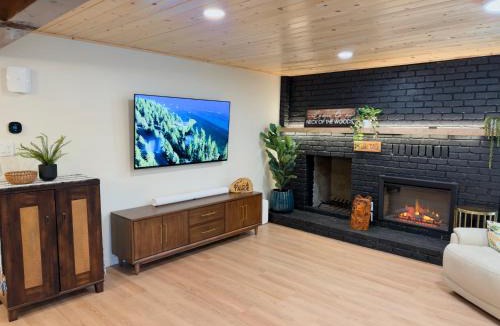 Rancho Bijou House | Pine Haven Tahoe-Cabin with Fire Pit, Grill & EV Charger