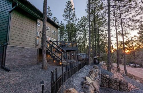 Pinetop House | Pinetop Getaway w Sunset Deck & Fire Pit Table