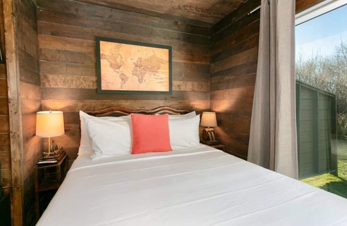 Grayland Hotel | Pirate Themed Room | Fast WiFi