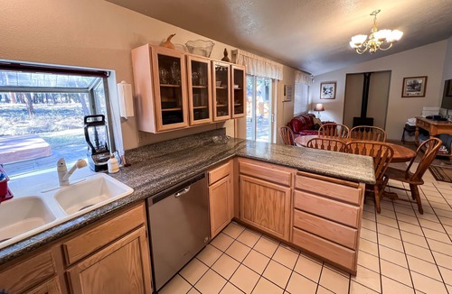 Southwest Bend House | Platinum Paradise-Private Hot Tub-Gas Firepit-Located In BEND-30 Min to Bachelor