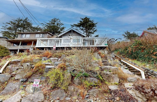 Oceanside House | Pleasant dog friendly house with panoramic views short walk to the beach
