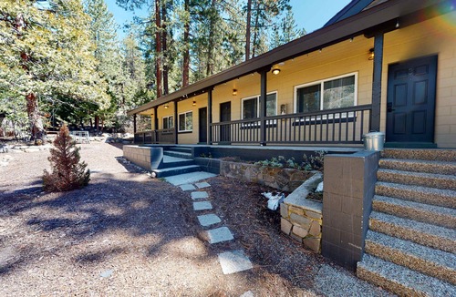 Kings Beach Ski Chalet | Pleasant hotel with lakeview, golf, skiing, WiFi, & Netflix