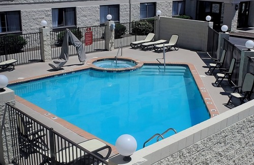 Tusayan Hotel | Pleasant Stay, Convenient Location! 4 Relaxing Units, Parking, Hot Tub, Pool