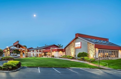Kennewick Hotel | Pleasant Stay, Convenient Location! 3 Contemporary Units w/FREE Parking, Pool!