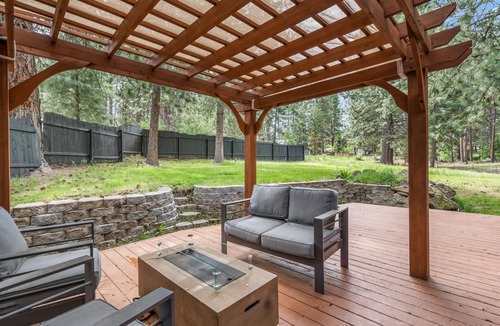 Deschutes River Woods House | Ponderosa Lodge | Bend | Large Yard + Pet Friendly