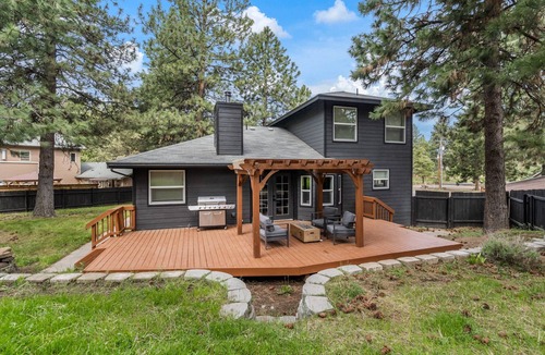 Deschutes River Woods House | Ponderosa Lodge | Bend | Large Yard + Pet Friendly