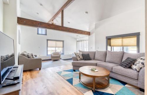 Southern Crossing House | Ponderosa Retreat Hot Tub, Games & Walk to Mill