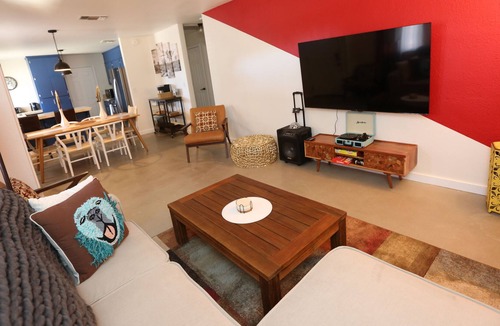 Joshua Tree House | POOL .. All KING BedS .. 5 Min to Natl Park .. Karaoke .. LOADED w/ Amenities!