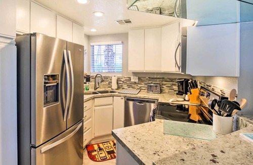 Palm Springs Condo | Pool & Hot Tub Access: Modern Palm Springs Condo