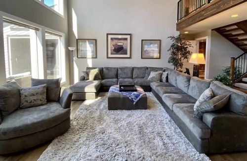 Chelan House | Pool + Hot tub + River Views + 5 mins to Chelan