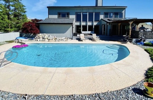 Chelan House | Pool + Hot tub + River Views + 5 mins to Chelan